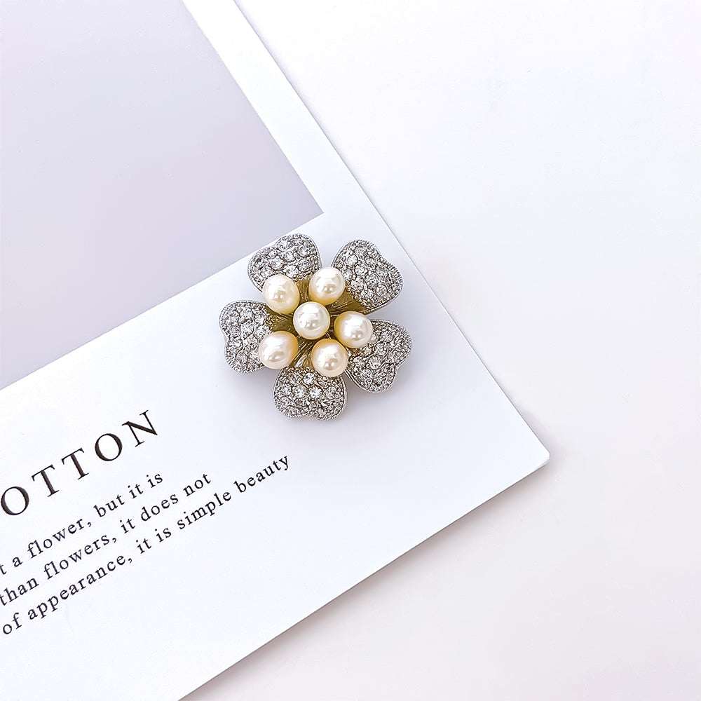 BMC80089 - 6 Pearls 5 Petals - Brooch